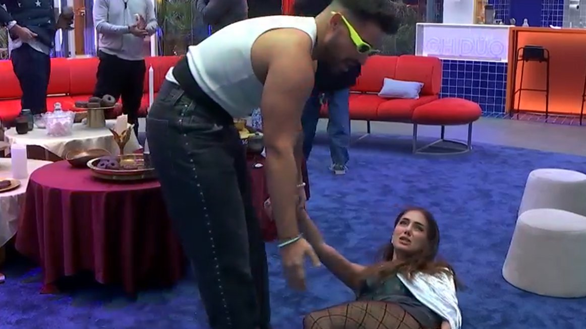 Maica acaba por los suelos