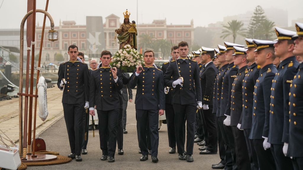 Miles de gaditanos asisten a esta hora a la procesión con la imagen de La Galeona