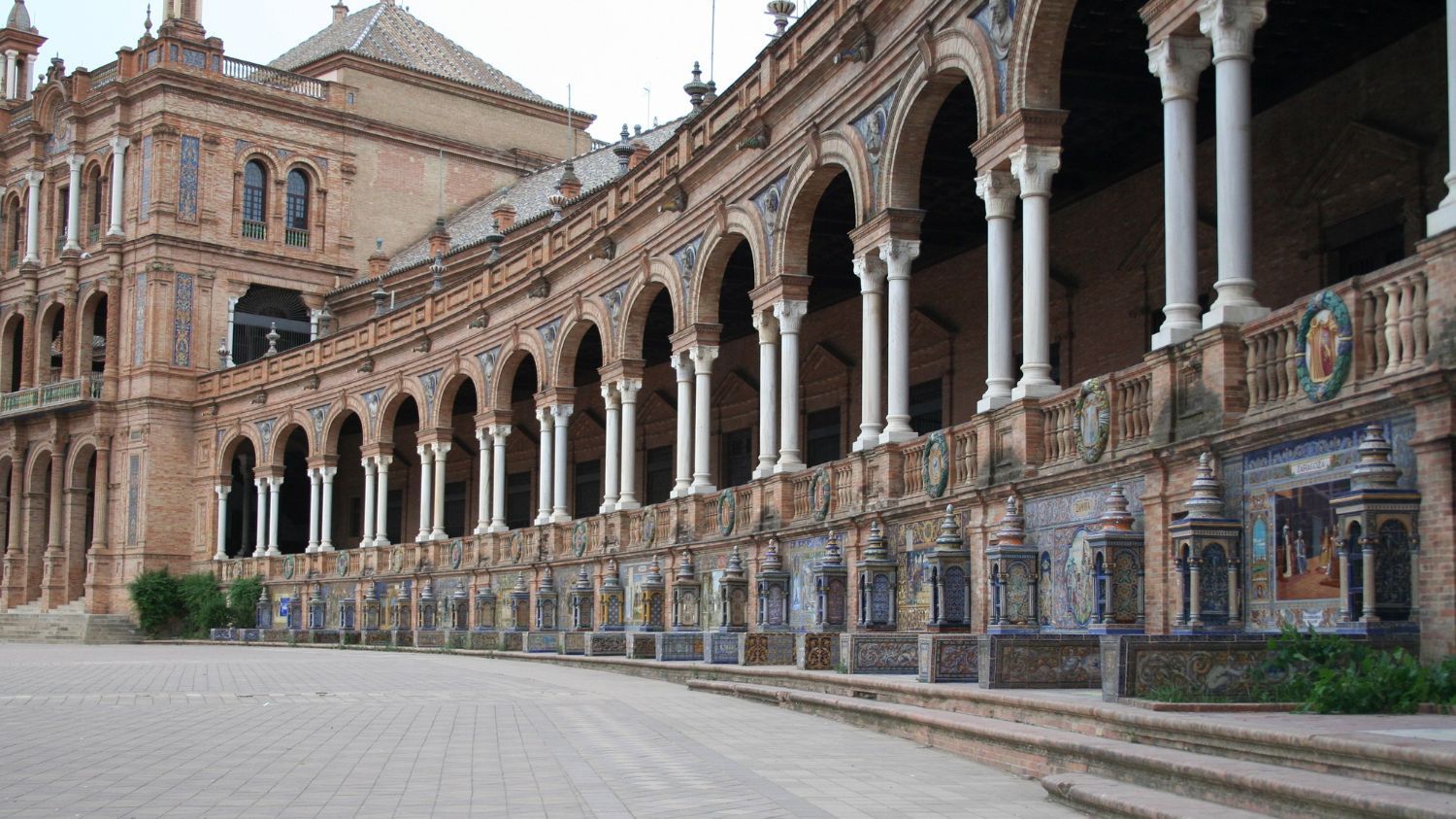 Murales de azulejos con provincias en la Plaza de España de Sevilla