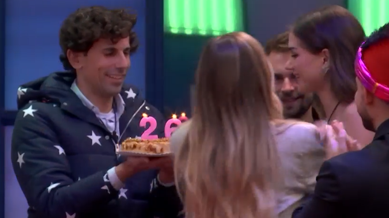 Óscar entrega a Maica su tarta de cumpleaños