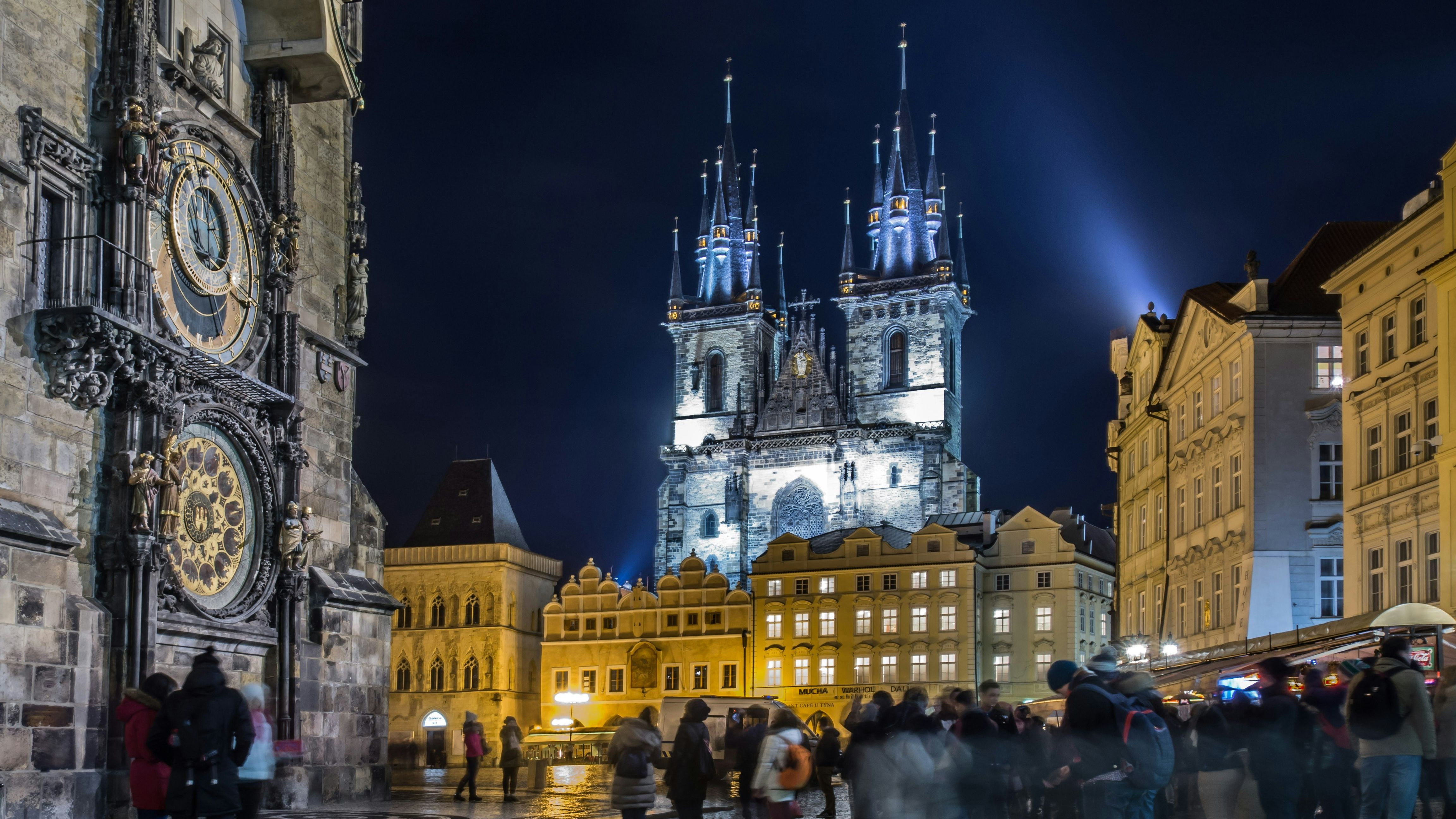 Plaza de Praga con el Reloj Astronómico y la Iglesia de Nuestra Señora de Tyn