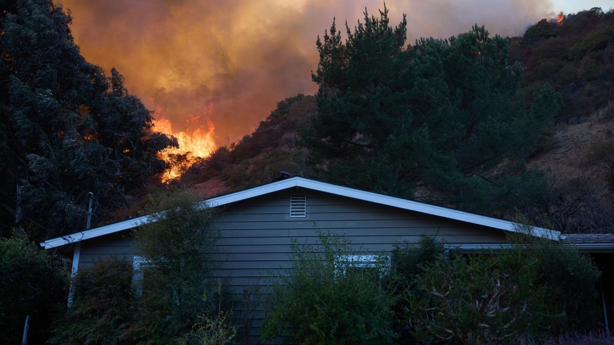 Al menos trece desaparecidos en los incendios de Los Ángeles: los muertos ascienden a 16