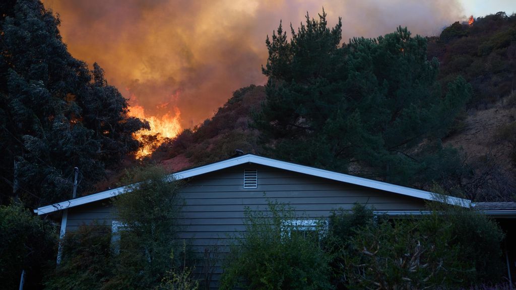 Ascienden a 16 los muertos por los incendios forestales en Los Ángeles