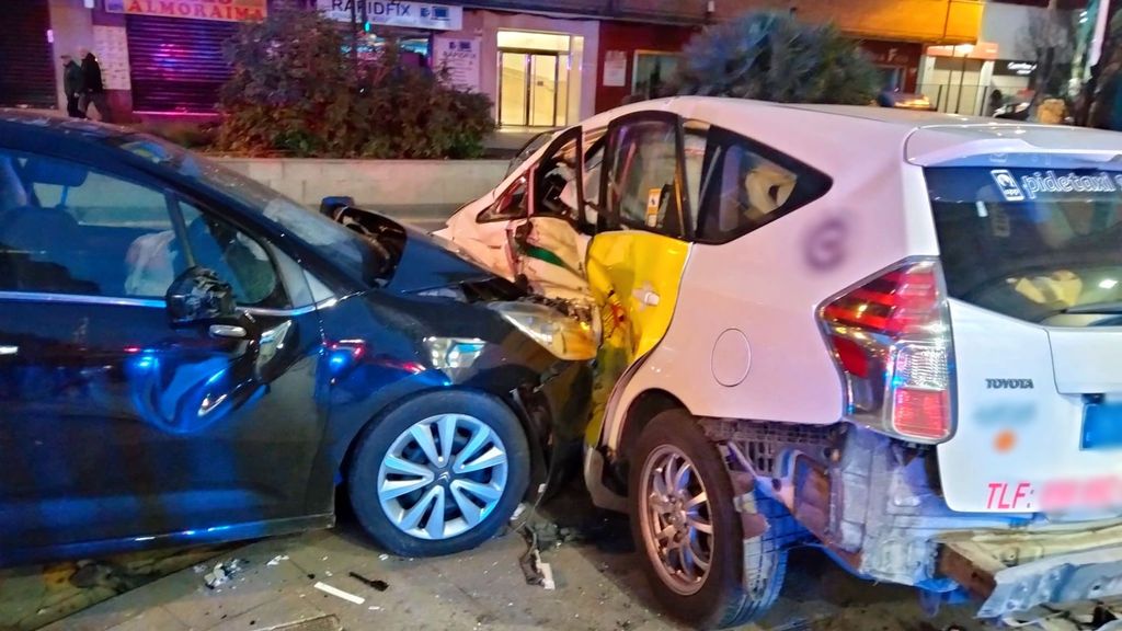 Cuatro heridos graves por el choque de un turismo contra un taxi en Granada