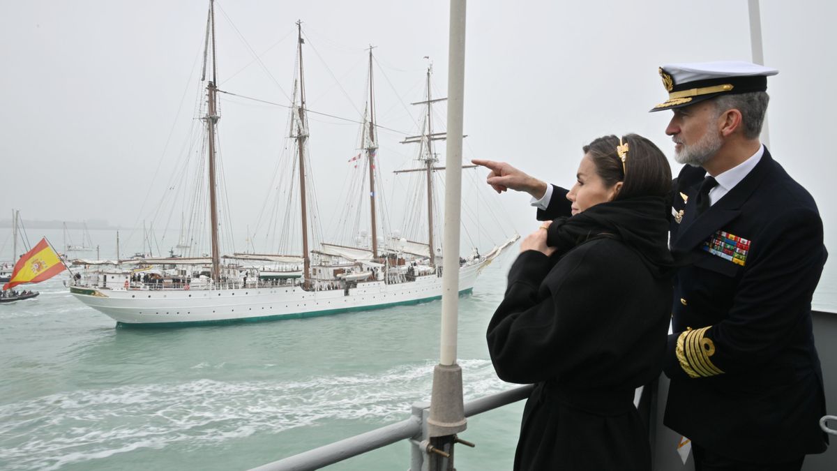 Los reyes, a bordo del Vigía de la Armada, despiden a Leonor