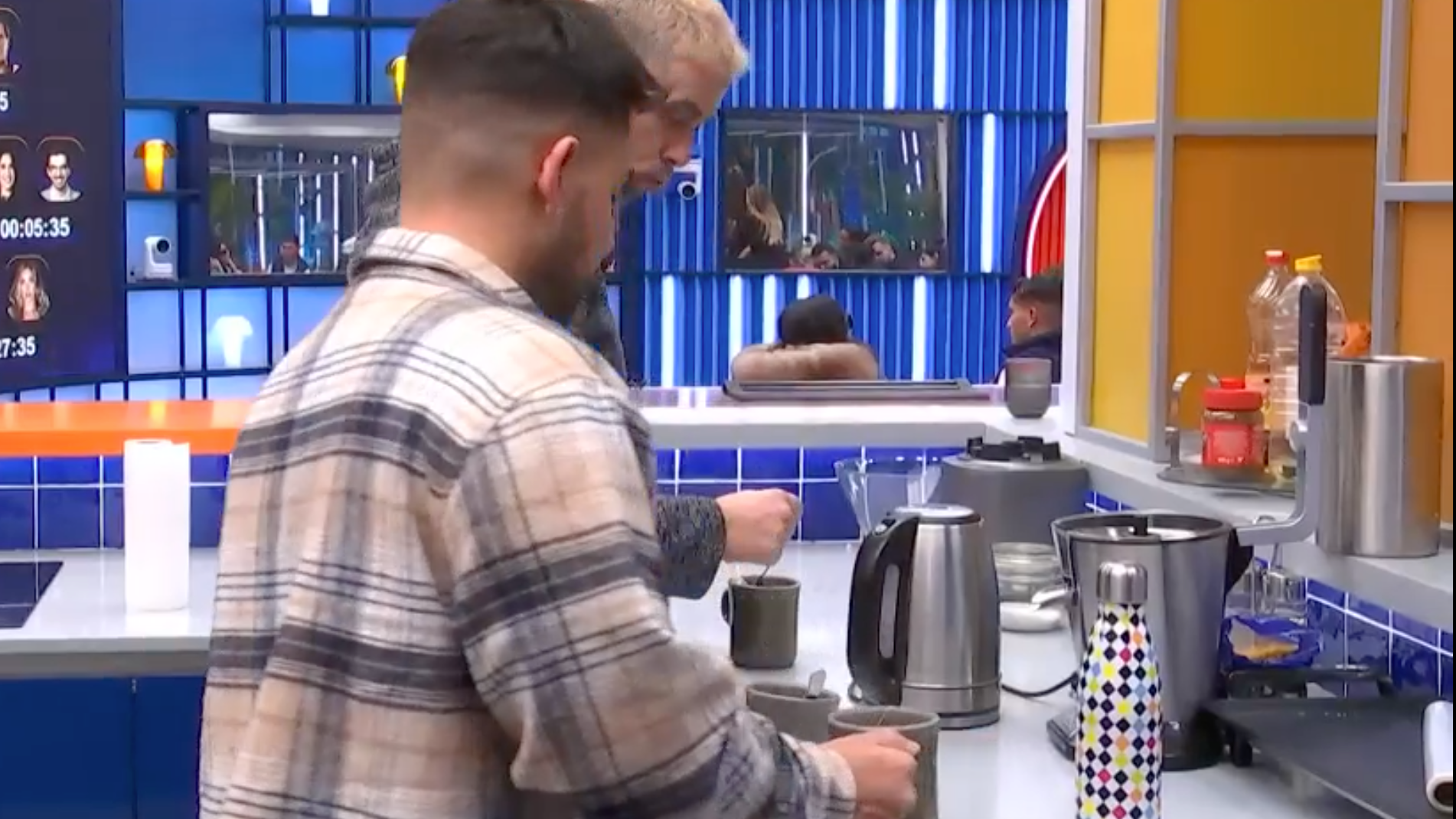 Miguel y Javier preparan infusiones