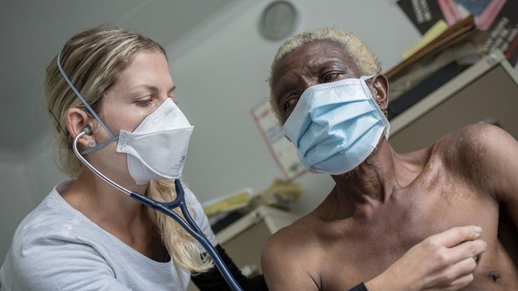 Enfermera atiendiendo a un paciente con tuberculosis