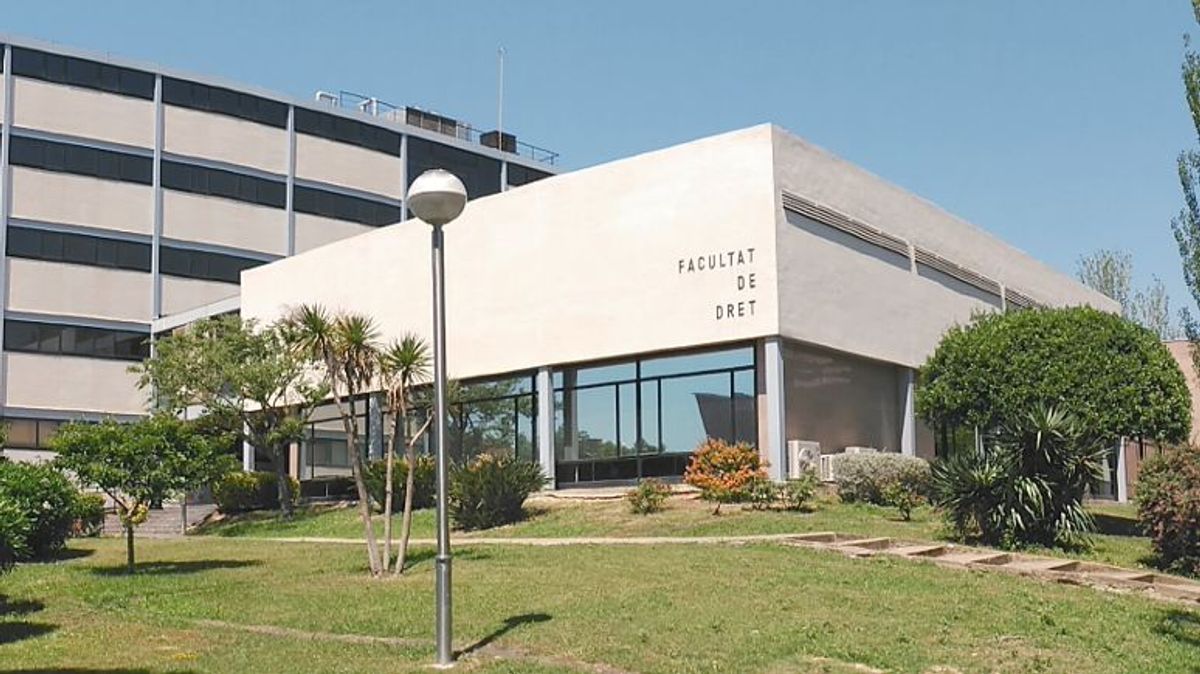 Fachada de la Facultad de Derecho de la Universitat de Barcelona