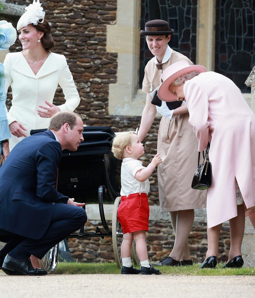 La reina Isabel II, los príncipes de Gales, el pequeño George y María Turrión en una imagen de archivo.