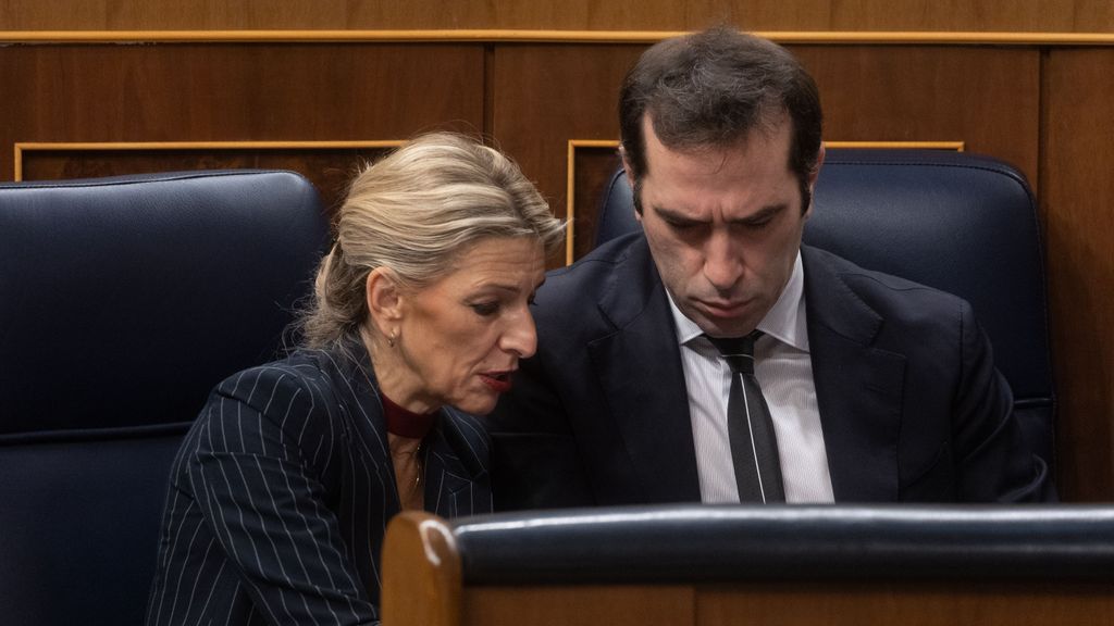 La vicepresidenta segunda y ministra de Trabajo, Yolanda Díaz y el ministro de Economía, Carlos Cuerpo, durante una sesión plenaria, en el Congreso de los Diputados