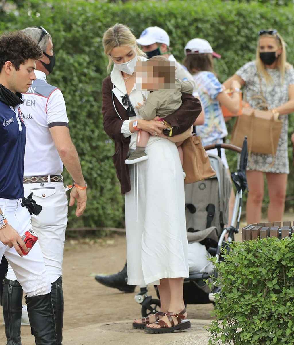 Marta Ortega con su marido, Carlos Torretta, y sus hijos durante el campeonato de Saltos de caballo celebrado en el Club de Campo de Madrid. 261/Cordon Press.