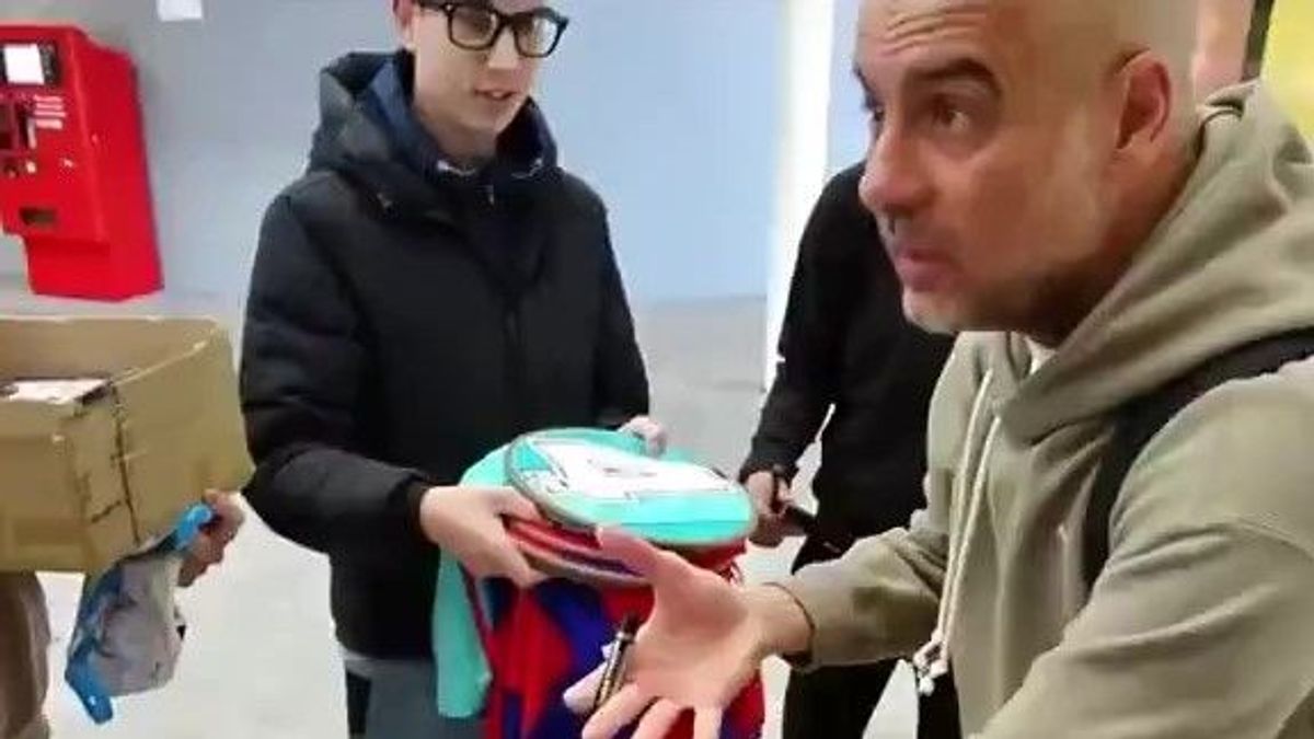 Pep Guardiola reprende a unos jóvenes que le habían pedido autógrafos