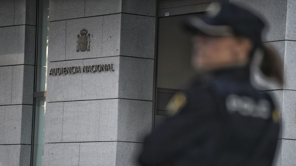 Una agente de la Policía Nacional custodia los alrededores de la sede de la Audiencia Nacional en Madrid