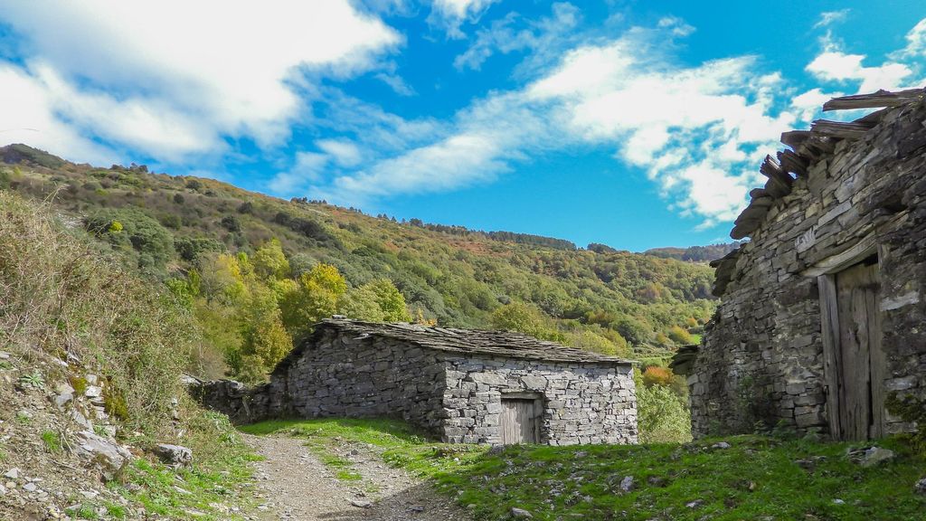 Una de las muchas aldeas abandonadas en la provincia de Lugo, Galicia.