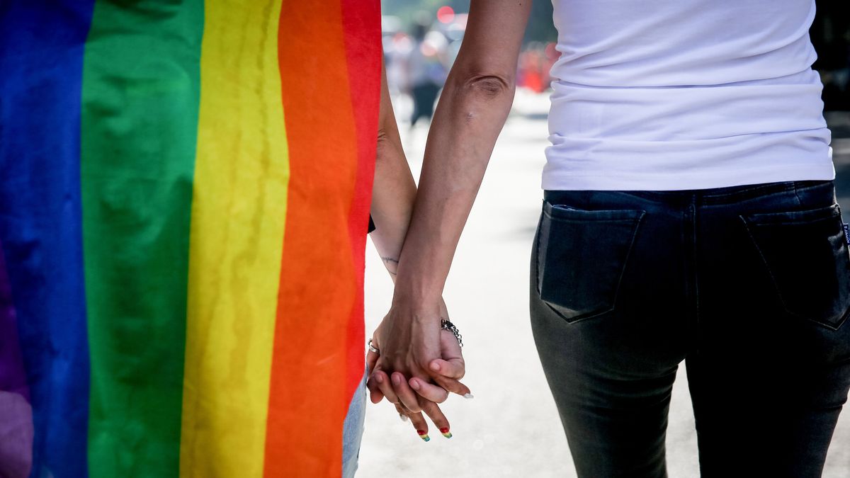 Una pareja LGTBI pasea cogida de la mano por la calle