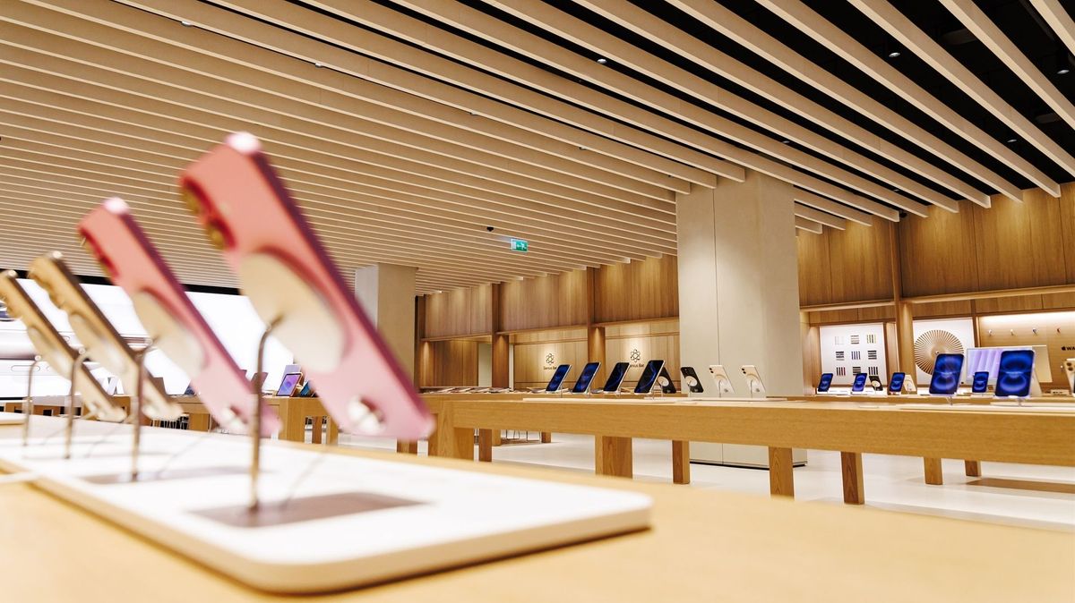 Varios IPhone expuestos en la nueva tienda de Apple en La Vaguada