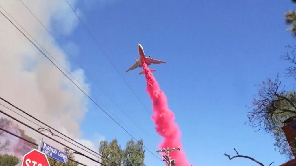 Así funciona el retardante que utilizan en los incendios de Los Ángeles