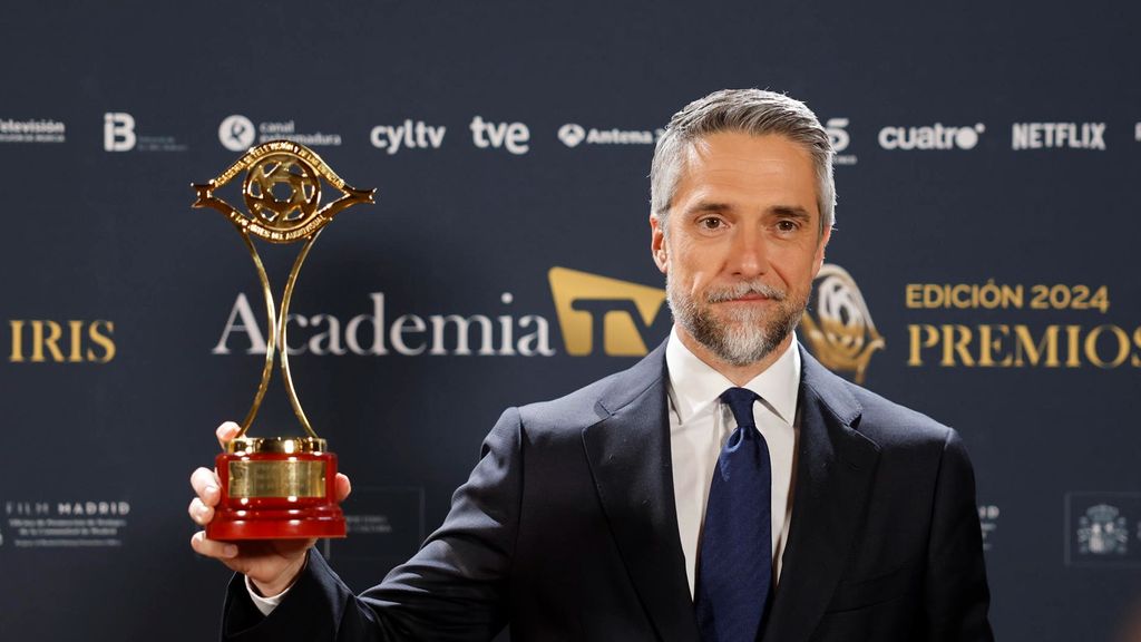 Carlos Franganillo, con el galardón de los Premios Iris 2024