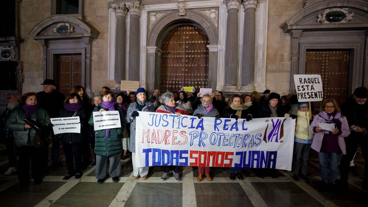 Concentración frente a la sede del Tribunal Superior de Justicia de Andalucía en Granada en apoyo al caso de Juana Rivas y por las madres protectoras y sus hijos o hijas.