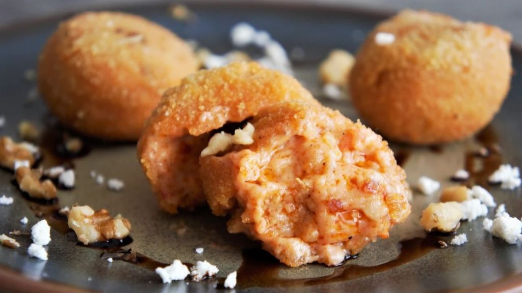 Croquetas de sobrasada con dip de queso de cabra