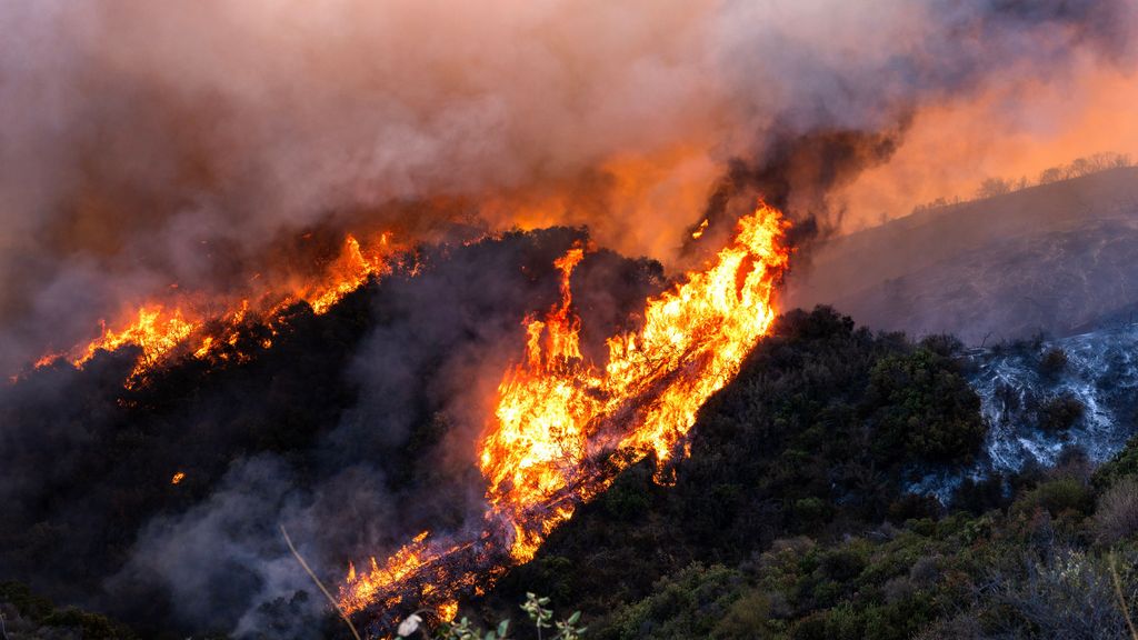 Desolación en los incendios de Los Ángeles: esperan un “crecimiento explosivo” del fuego impulsado por “vientos huracanados”