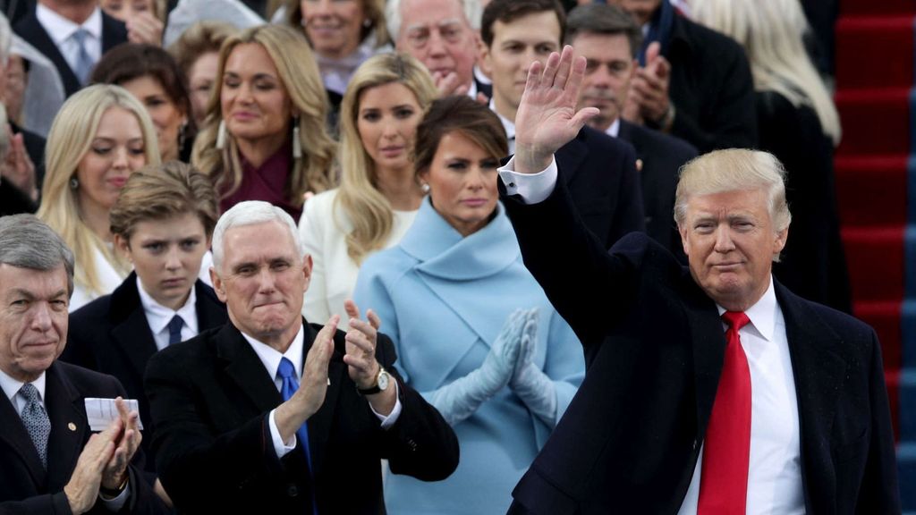 Donald Trump tras su investidura, aplaudido por Michael Pence, Vicepresidente, Melania Trump y el resto de asistentes