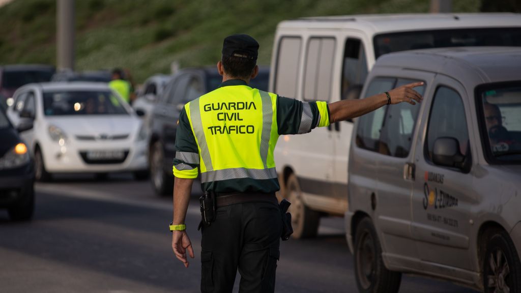 Imagen de archivo de un agente de la Guardia Civil regulando el tráfico