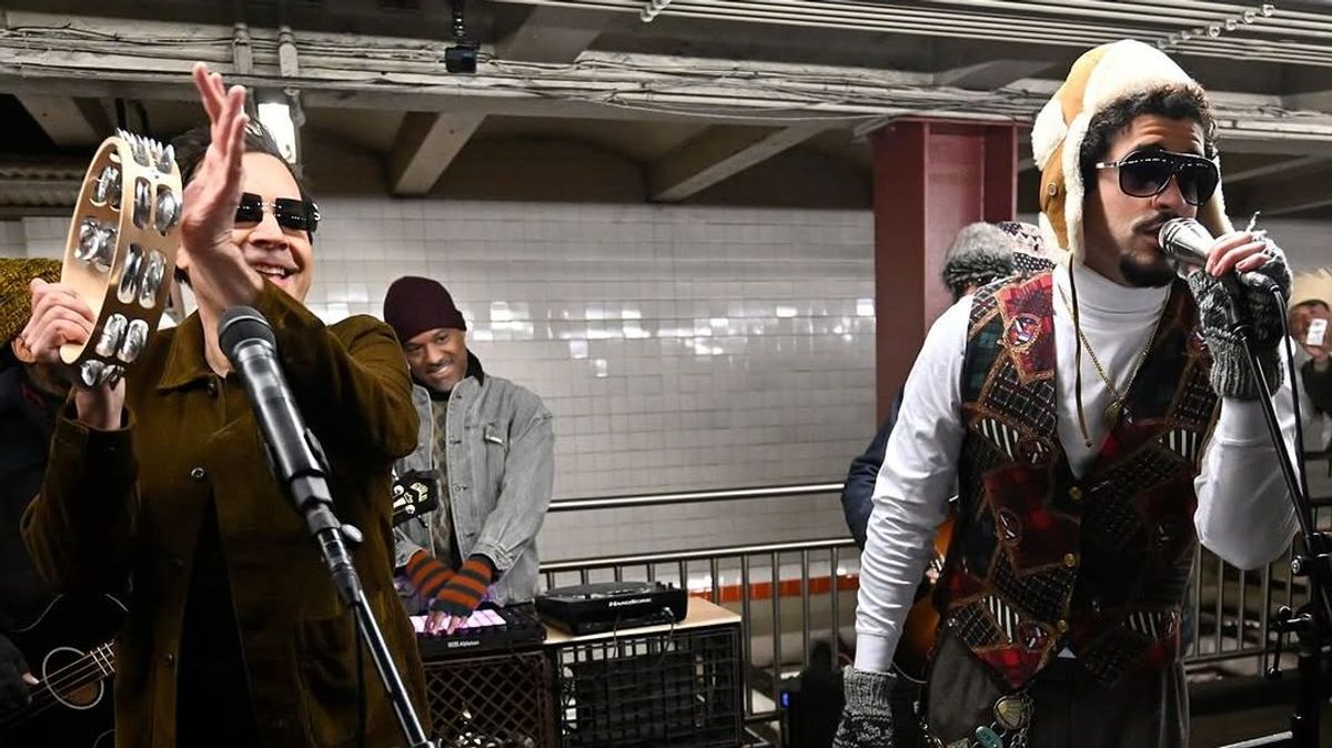 Jimmy Fallon y Bad Bunny en el metro de Nueva York.