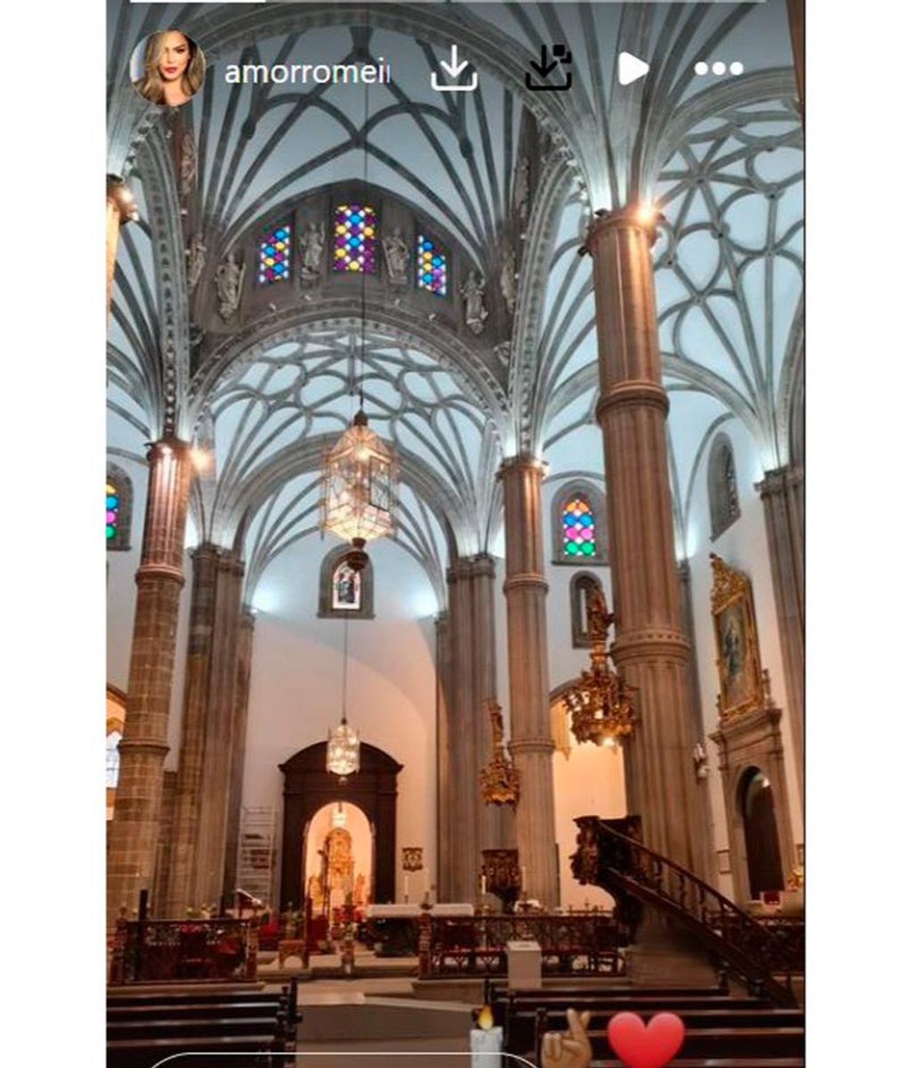 La foto de Amor Romeira dentro de la catedral de Gran Canarias