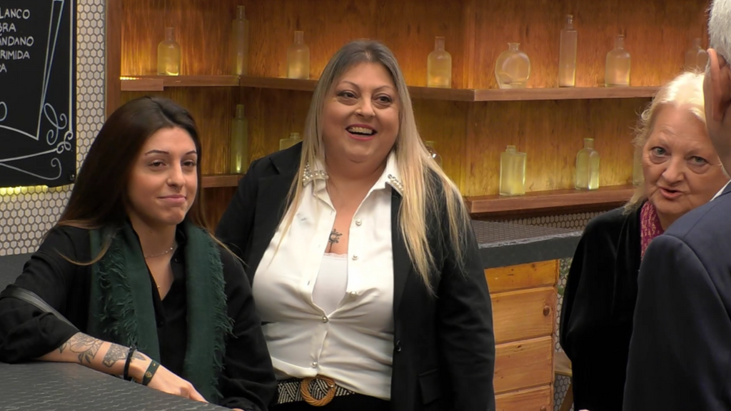 Naiara llega a 'First Dates' con su madre y su abuela para que le den el visto bueno: "La familia suele acertar"