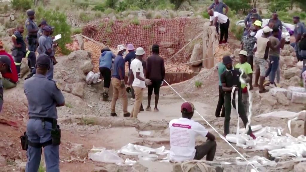 Sacan al menos 9 cadáveres en la operación para rescatar a mineros ilegales en Sudáfrica