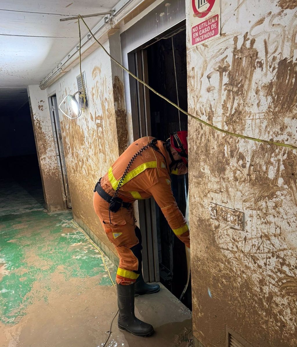 Un bombero revisa un ascensor