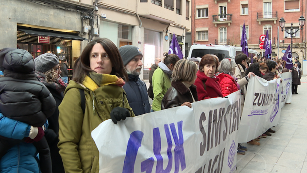 Un centenar de personas se ha concentrado ante los juzgados en el inicio del proceso