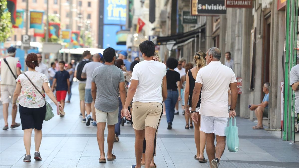 Un grupo de personas pasean por una calle de Madrid. Foto de archivo.