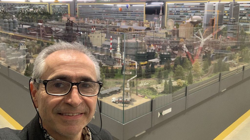 Antoni Rabell, dueño de Railhome, posa con su maqueta de fondo