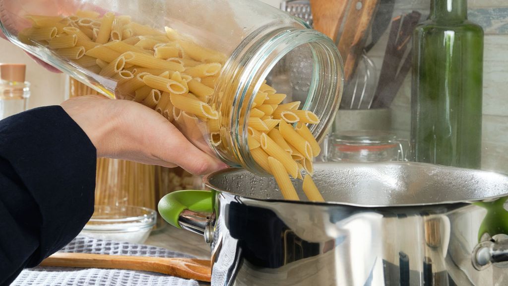 Echarle sal al agua de la pasta al cocerla: ¿sí o no?