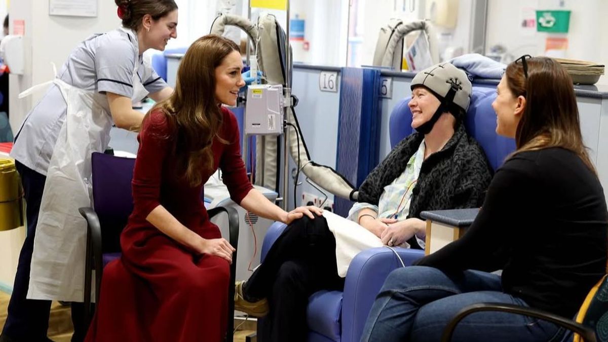 Kate Middleton, junto a una paciente que está usando el gorro hipotérmico