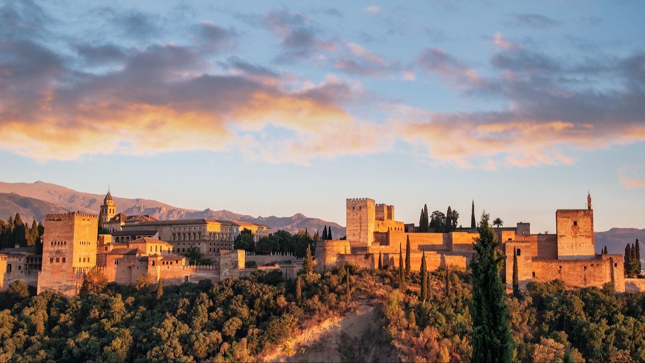 La Alhambra es uno de los monumentos más famosos de España