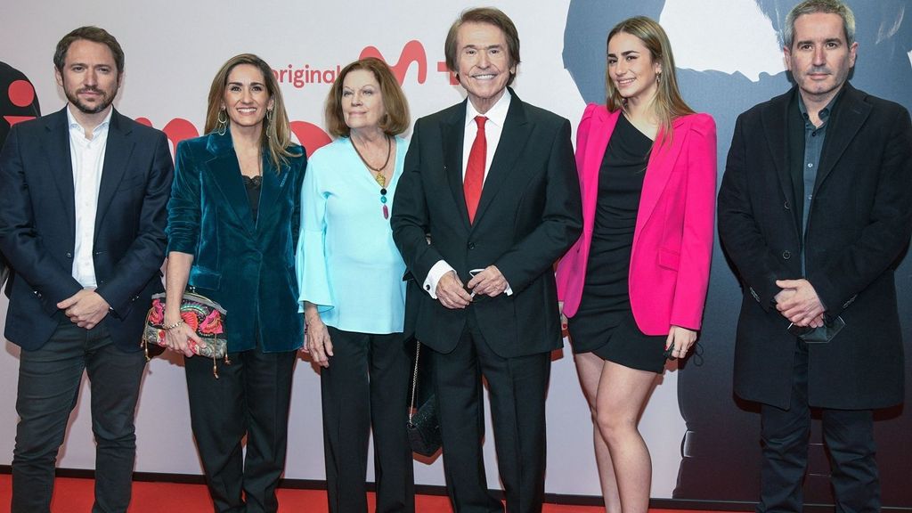 La familia de Raphael, junto al artista, en una imagen de archivo