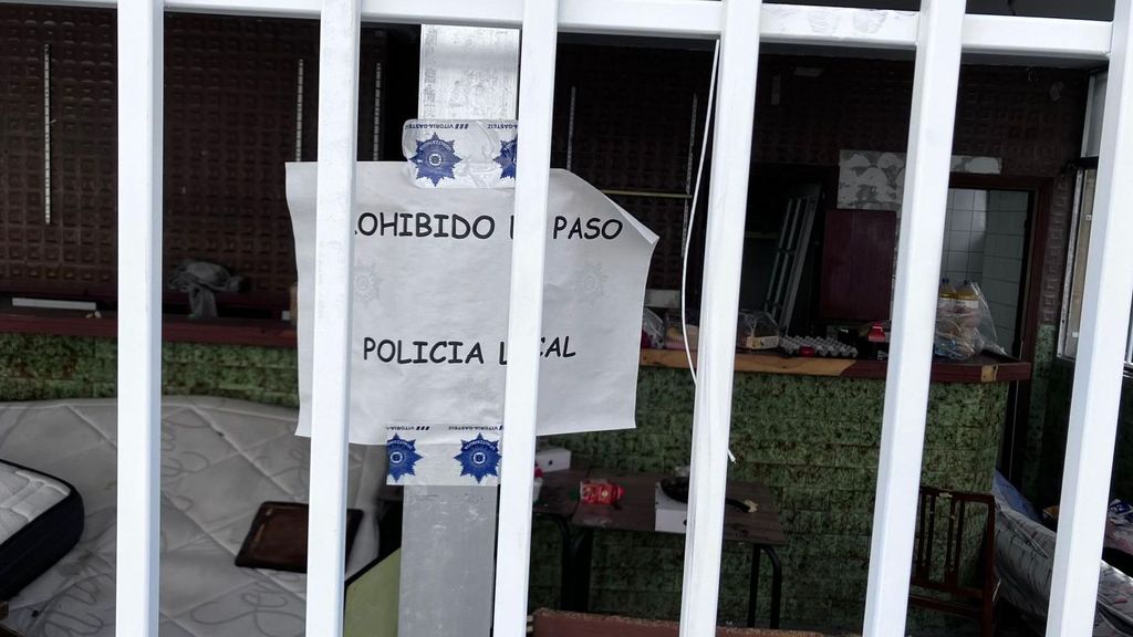 La Policía Local ha precintado la lonja aprovechando que los okupas se habían ido