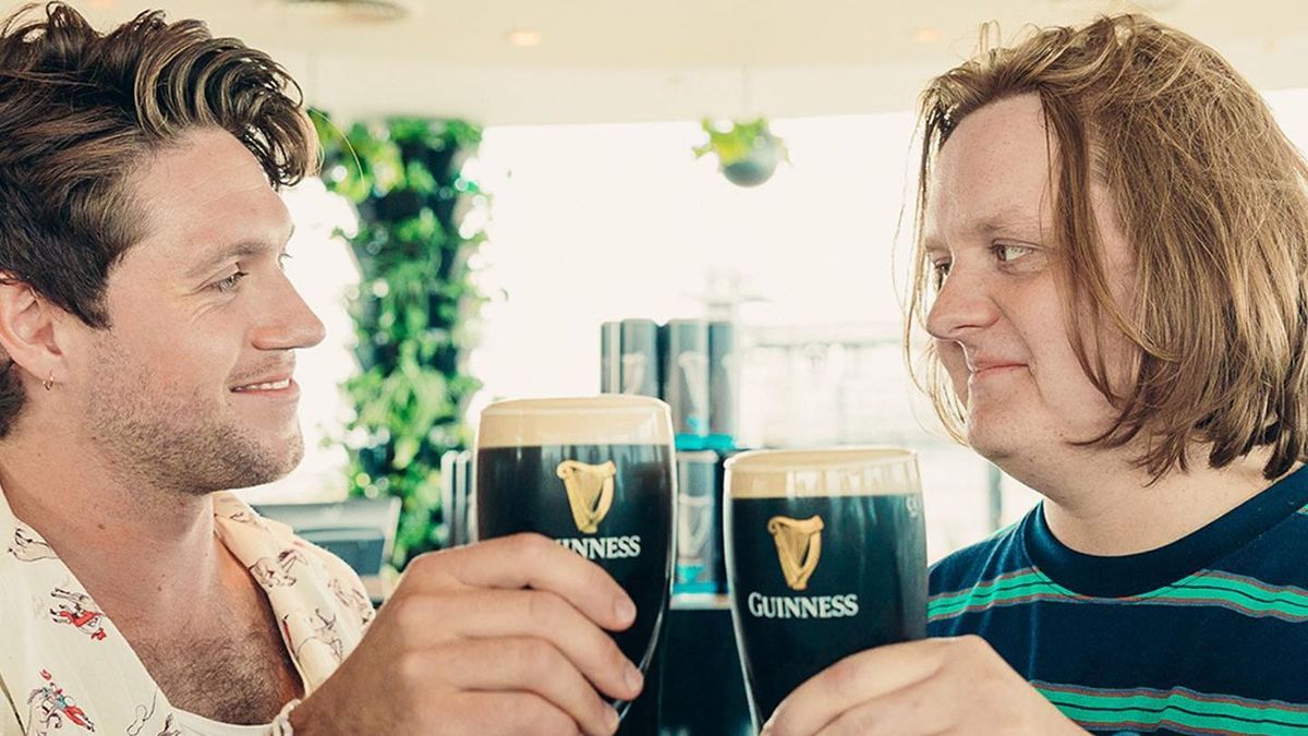 Niall Horan y Lewis Capaldi beben Guinness