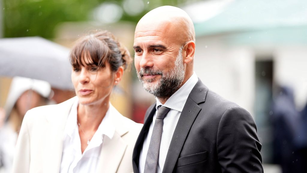 Pep Guardiola y su mujer en una imagen de archivo.