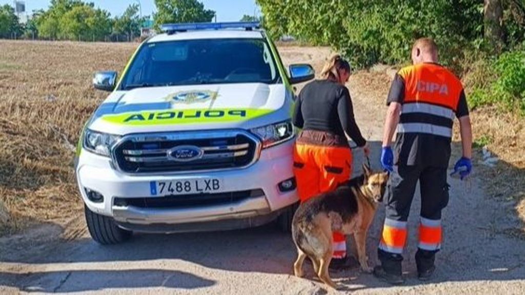 Policía con un pastor alemán