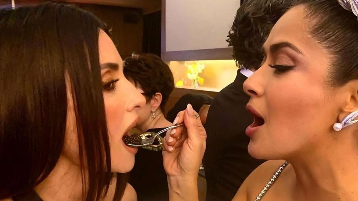 Salma Hayek dándole caviar a Penélope Cruz en la fiesta de los Oscar 2020