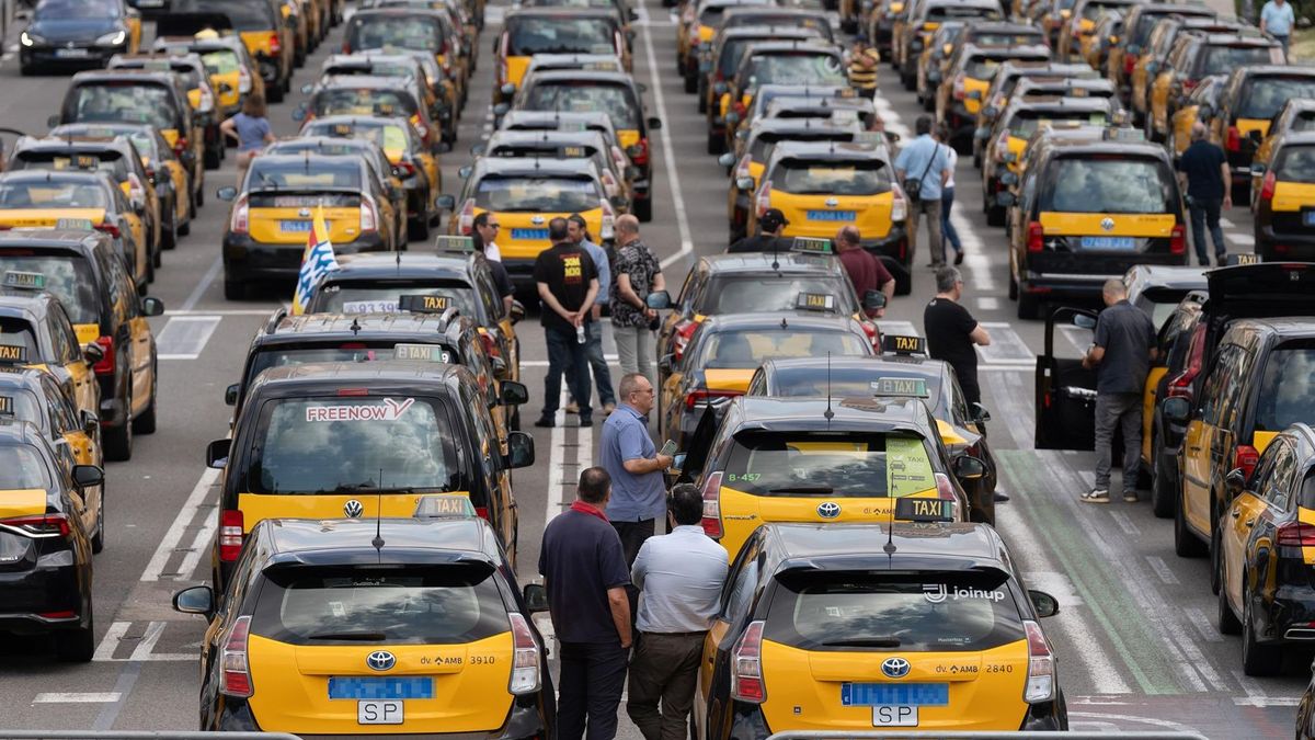 Taxistas convocan un paro y una marcha lenta en las rondas de Barcelona