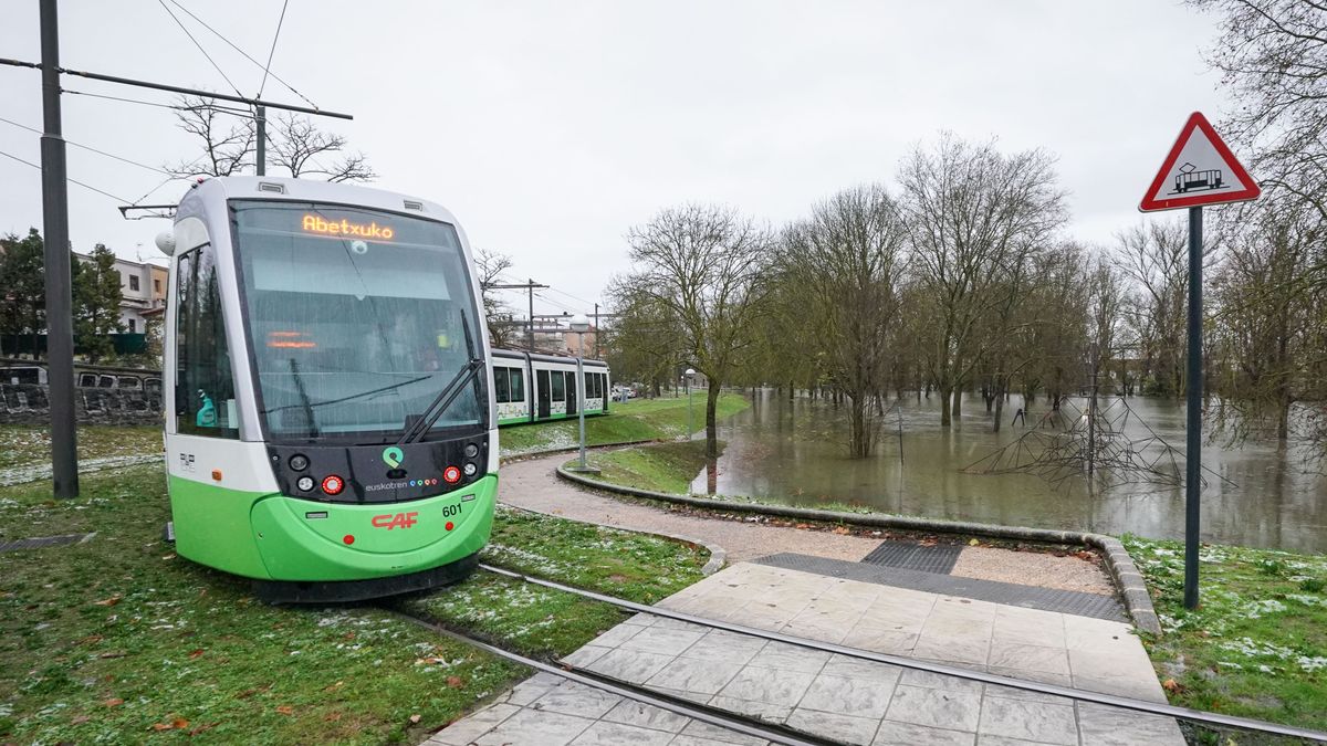 Un tranvía circula por Vitoria