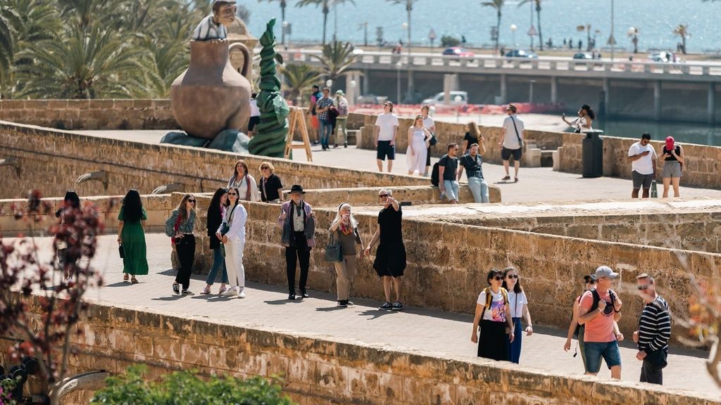 Varios turistas en las inmediaciones de la catedral de Palma de Mallorca