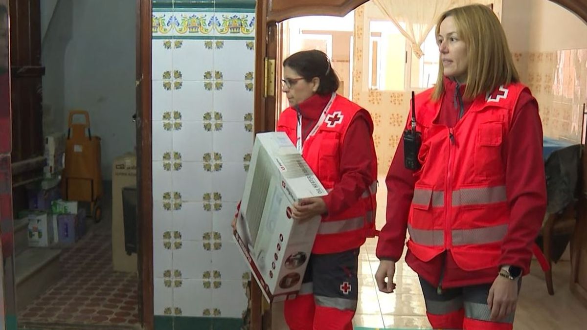 Voluntarios de Cruz Roja reaparten radiadores y deshumificadores en una vivienda afectada por la dana