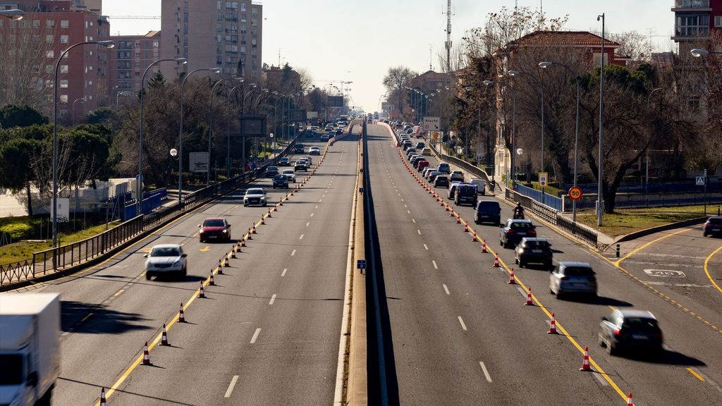 Decenas de vehículos en la A-5, a 15 de enero de 2025, en Madrid (España)