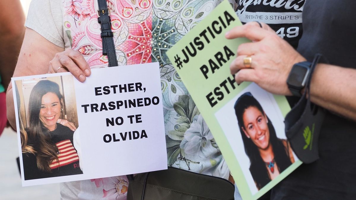 Detalle de una pancarta que reza 'Esther, Traspinedo no te olvida' durante una concentración